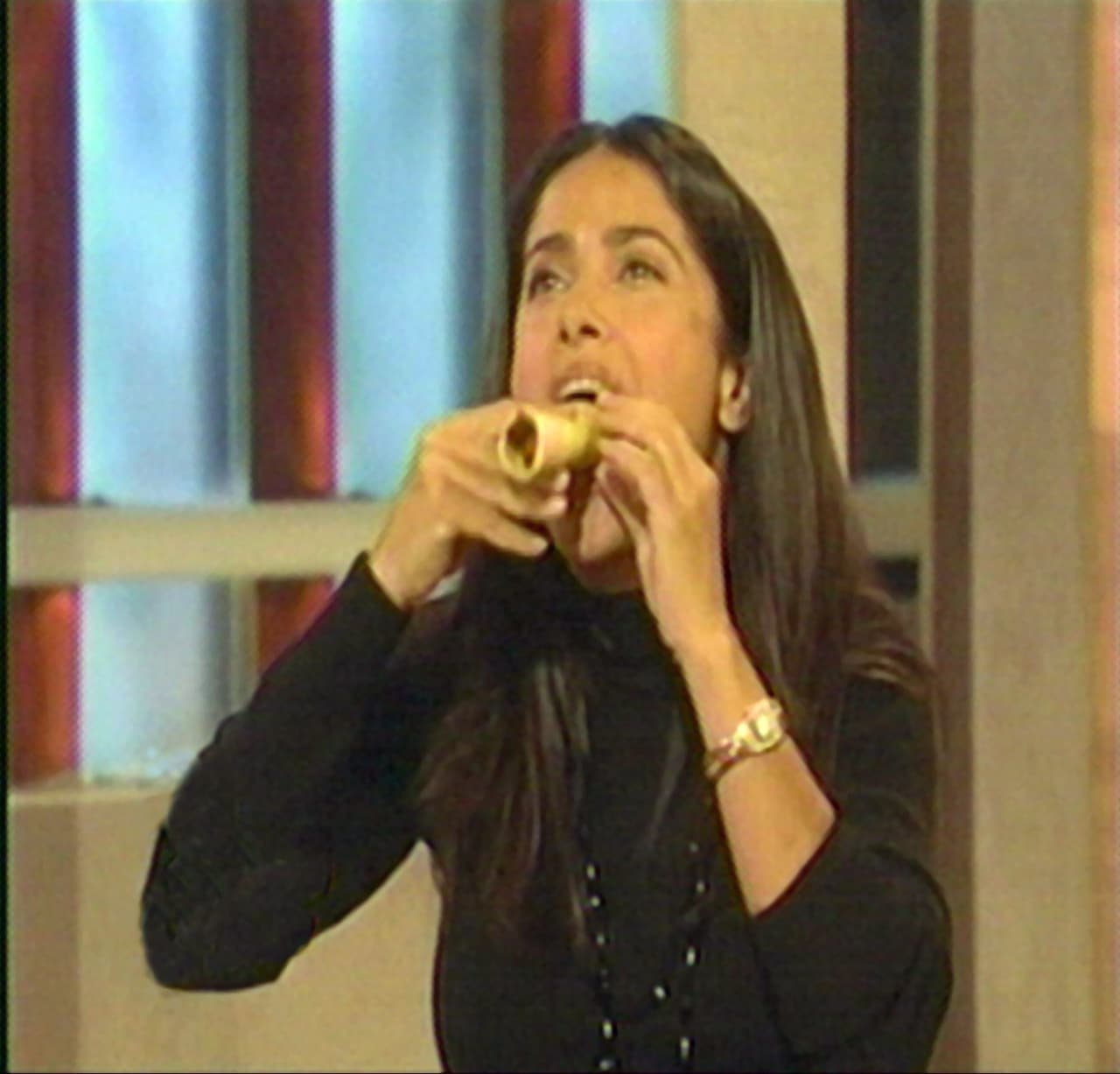La hermosa Salma Hayek le da una buena mordida a su taco.