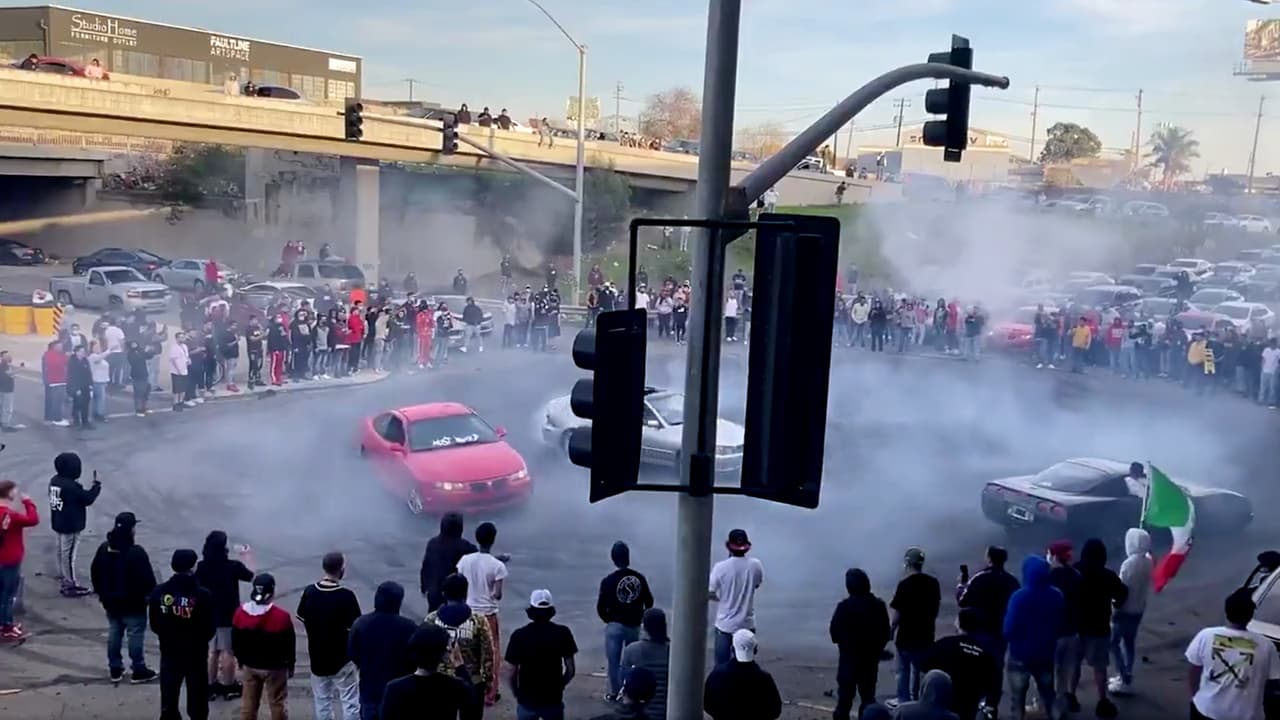 California refuerza las leyes contra sideshows y carreras ilegales con nuevas sanciones