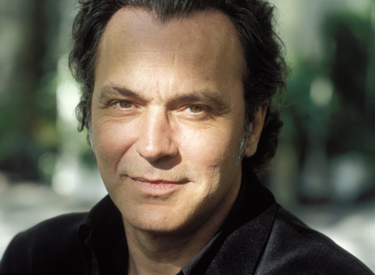 El reconocido actor español, ganador del Premio Goya, llega a la pantalla de UniMás en El Príncipe como el apuesto y veterano policía Fran ¿Dejarías que te capture?