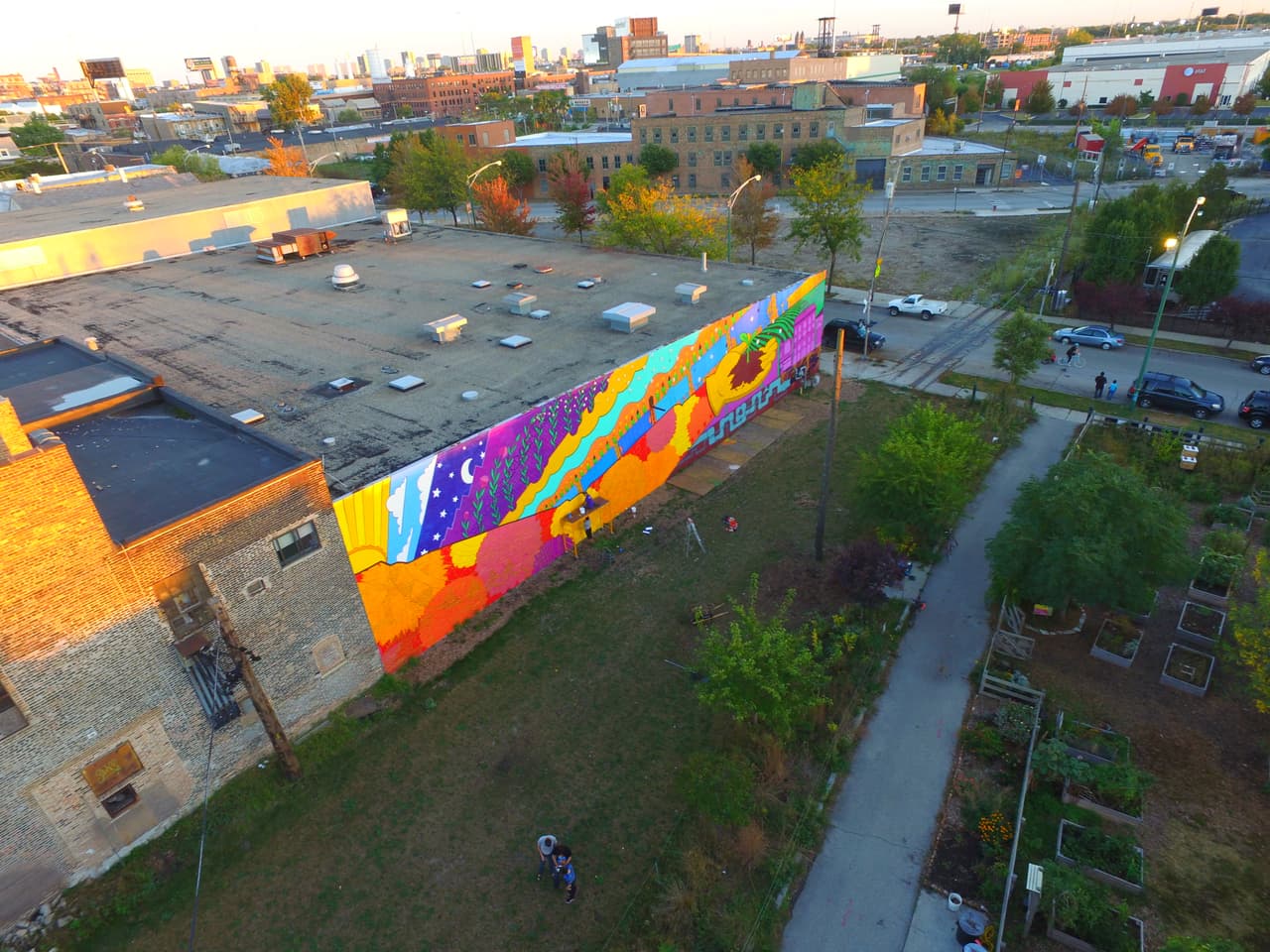 El área donde se encuentra este vibrante jardín comunitario llamado "El paseo" alguna vez fue un terreno abandonado al oeste de Chicago. Sin embargo, hoy en día es un lugar donde personas de todas las edades conviven, aprenden y cosechan sus propios alimentos.