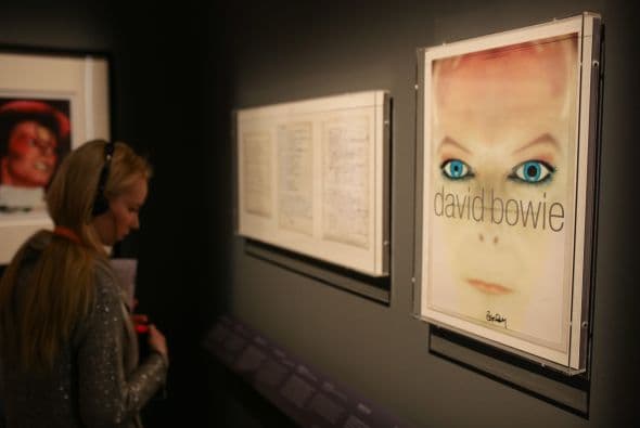 La exhibición se presenta en el Museo de Arte Contemporáneo de Chicago desde el 23 de septiembre y documenta la extensa carrera musical de uno de los iconos del glam rock británico.