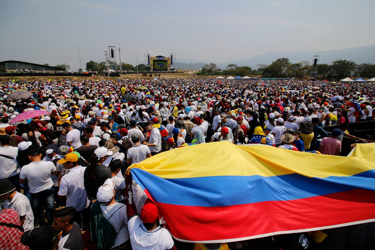 Una vista hacia la tarima con la multitud que asistió al ‘Concierto por la Libertad de Venezuela’ en la frontera.