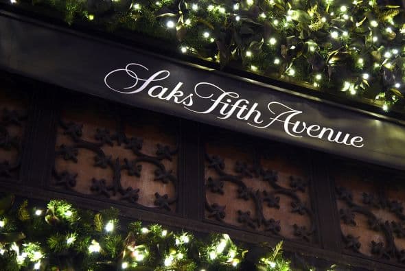 Las vitrinas navideñas de Saks FithAvenue están listas para ser admiradas por millones de visitantes. Con atuendos y accesorios lujosos que suman miles de dólares, las vitrinas se han convertido en un ícono de Nueva York. Mark Briggs, Jefe de Marketing y creativo para Saks Fifth Avenue, dijo en un comunicado que este año se han incorporado elementos nuevos , por lo que es una experiencia como ninguna otra ... una experiencia para recordar."