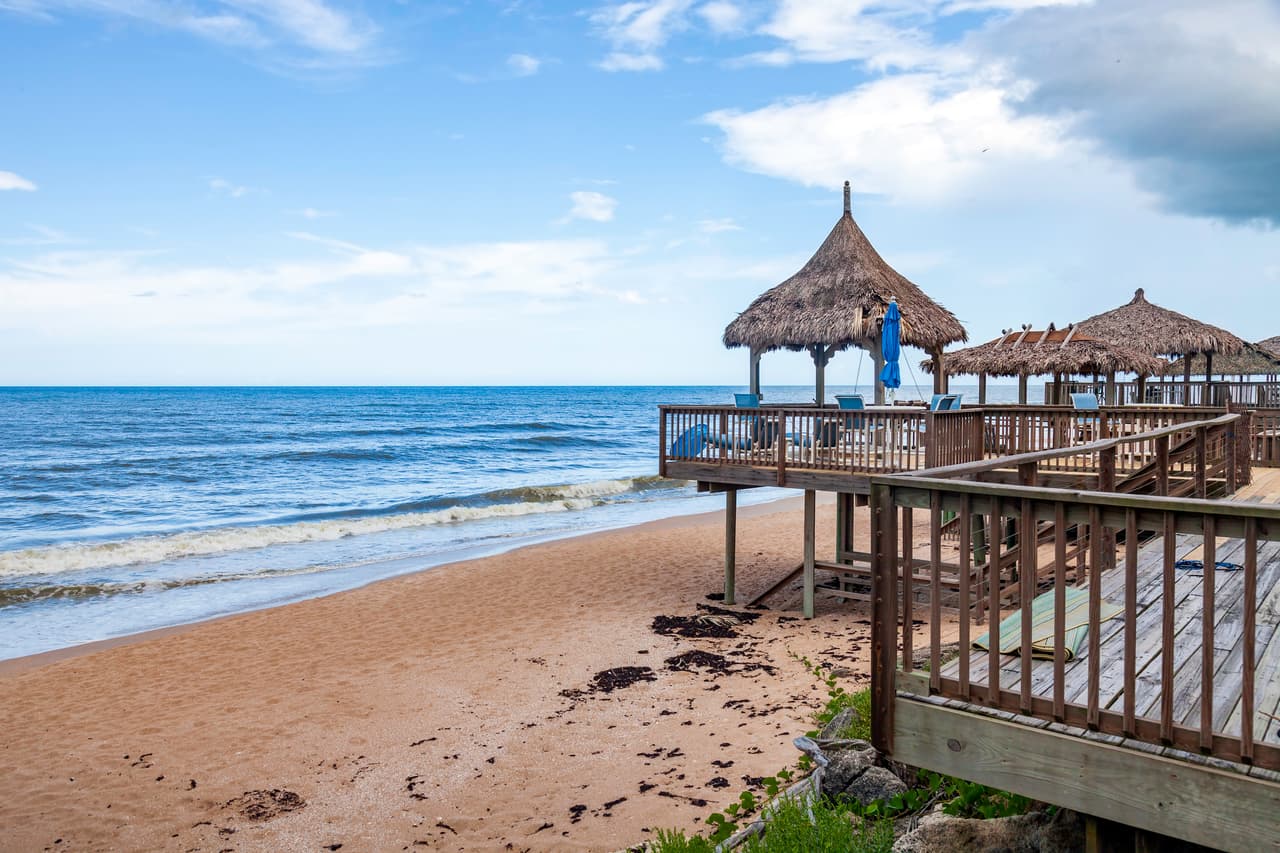 <h2 class="cms-H2-H2">1. New Smyrna Beach, Florida</h2>
<br>
<br>🌊 
<b>Nivel de peligro:</b> 8.14/10
<br>
<br>🌊 
<b>Muertes por accidentes de surf desde 2010: </b>10
<br>
<br>🌊 
<b>Ataques de tiburones desde 2010:</b> 32
<br>
<br>🌊
<b> Huracanes registrados entre 1851 y 2020: </b>120
<br>