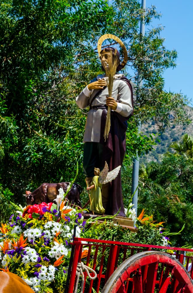 A pesar de ganar poco dinero, Isidro dividía su sueldo en tres partes: la primera para la Iglesia, la segunda para los pobres y la tercera parte ya era para el sustento de su familia, que incluía un pequeñín. Isidro se casó con otra mujer humilde, otra campesina que llegó a ser santa y a quien se le conoce como Santa María de la Cabeza.