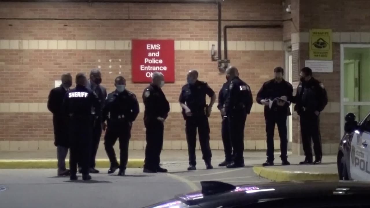 El tiroteo ocurrió la madrugada del domingo luego de una pelea en el estacionamiento del centro nocturno “Set”. El sospechoso fue arrestado tiempo después cuando se encontraba en un hospital de Sugar Land. Los oficiales se recuperan de las heridas.