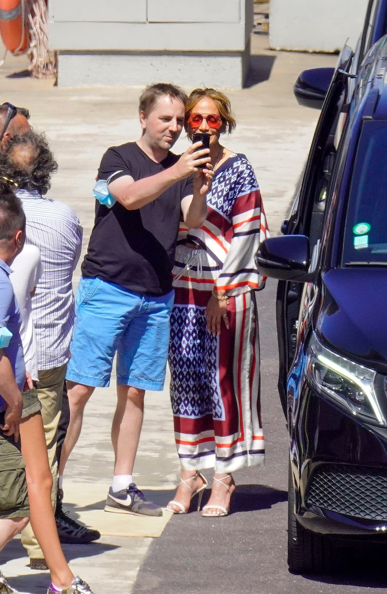 Tan feliz y de buen humor estaba, que una vez que bajó del barco, accedió a tomarse fotos con algunos fans. 
<br>