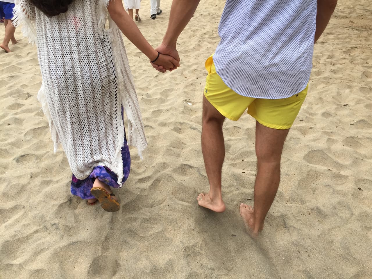 No hay nada más romántico que caminar por la playa tomados de la mano.