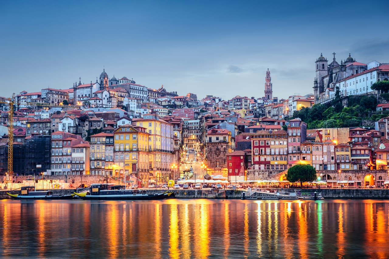 <b>Oporto es la segunda capital de Portugal</b> y mantiene un bajo perfil que la convierte en una de las ciudades europeas más económicas para viajar. Los costos de hospedaje, de alimentacion y de recreo cultural en general se mantienen bastante por debajo del promedio, sin demeritar la calidad de la oferta. | Foto: iStock. 
<br>