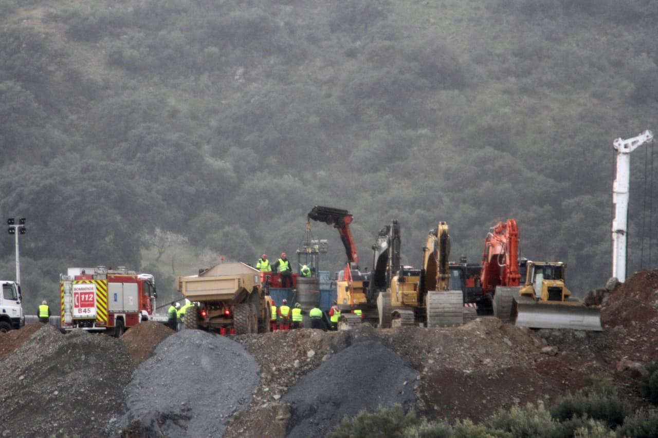 En un operativo sin precedentes en el que han participado unas 300 personas, un grupo de mineros españoles especialistas en rescates están trabajando desde ayer para abrir un túnel que comunique el pozo al que cayó el niño y el túnel paralelo que excavaron los especialistas, ante la posibilidad de acceder al primero.