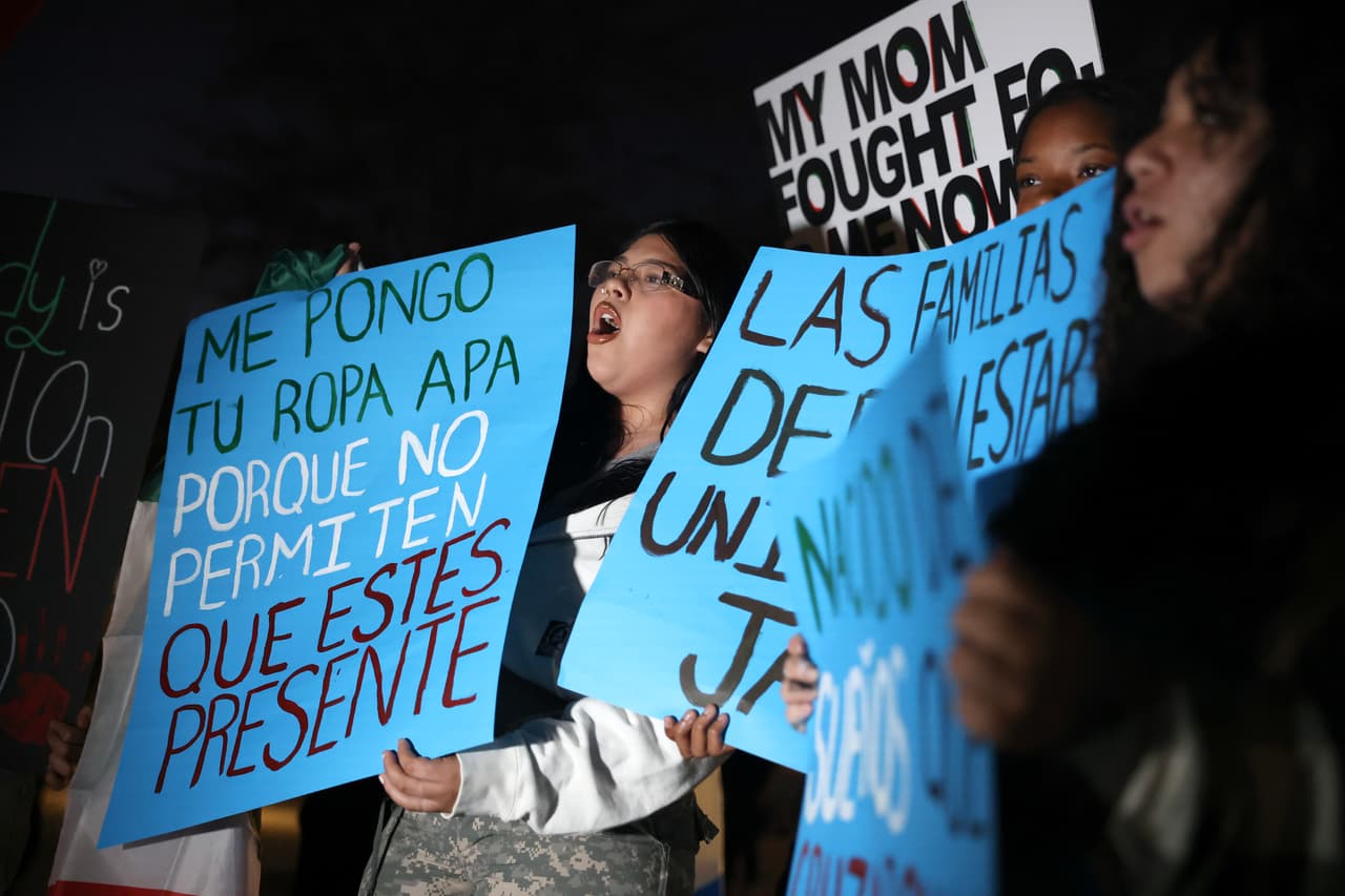 En Homestead, algunos inmigrantes y campesinos han expresado que sienten temor, incluso que 
<a href="https://www.univision.com/local/miami-wltv/miedo-entre-agricultores-inmigrantes-sur-florida-deportaciones-trump?_gl=1*104736f*_gcl_au*MTM4NjM1MTE0MS4xNzMzODYyMDM5*_ga*MTU1NjA4NzkyOC4xNzA3OTM5MTkz*_ga_36LKB3355L*MTczOTA1MDc3OC4xMDEuMS4xNzM5MDUwOTU5LjU5LjAuMA.." target="_blank">algunos niños no querían ir a la escuela</a>, ante la amenaza de deportaciones masivas.