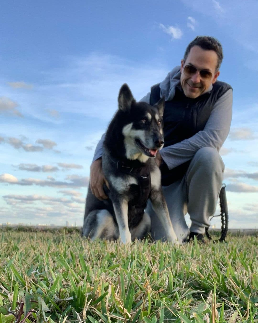 ¿Qué tal Carlitos Calderón y Mía, tomando aire fresco?