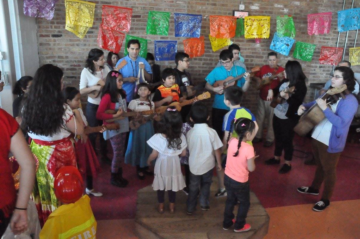 ‘Son Chiquitos' es un programa comunitario gestado dentro de la escena del Son Jarocho en Chicago, la cual desde mediados de la década de los 90 encontró tierra fértil en el barrio de Pilsen.