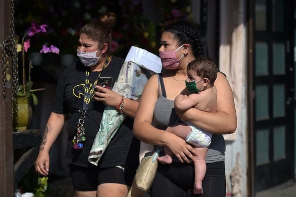 Y el uso de mascarillas incluye a todos en la familia. Sin embargo, para menores de dos años, se requiere una supervisión adecuada para evitar tragedias.