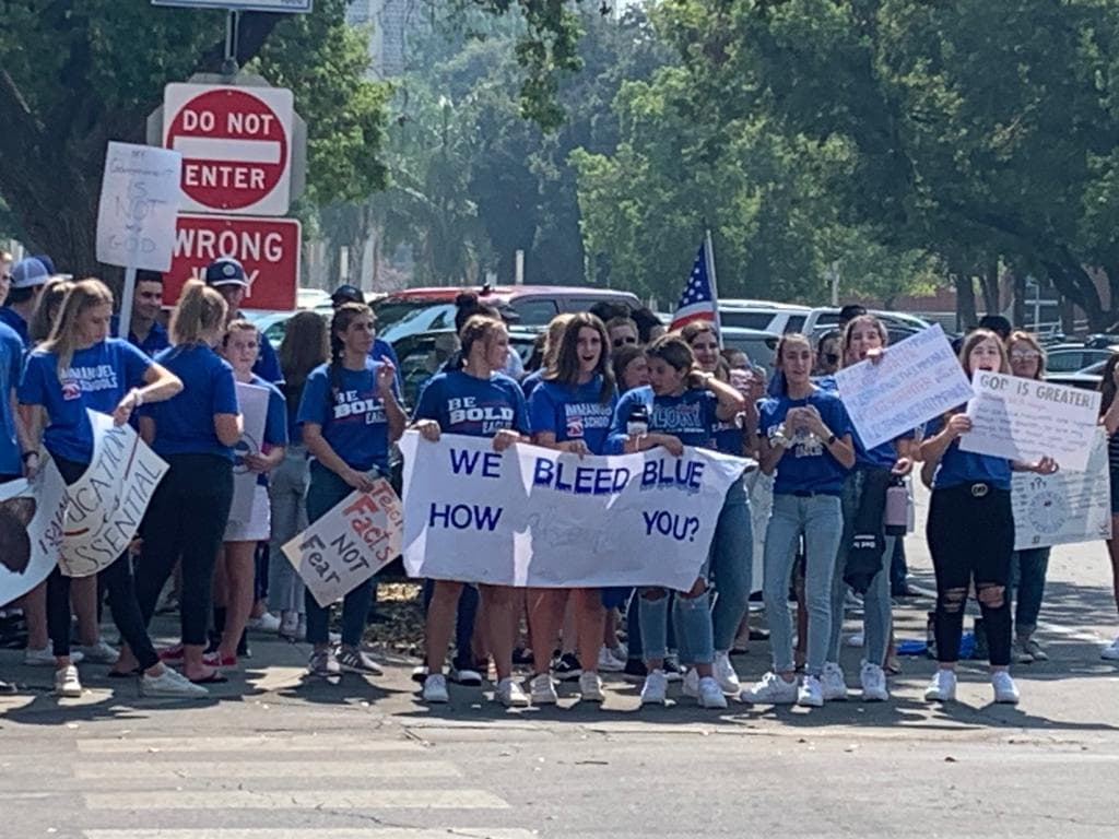 Padres y tutores de las escuelas Immanuel de Reedley, en el condado de Fresno, protestan por su 'derecho' a tener clases presenciales. Contraviniendo de esta forma órdenes de salud estatales y locales.