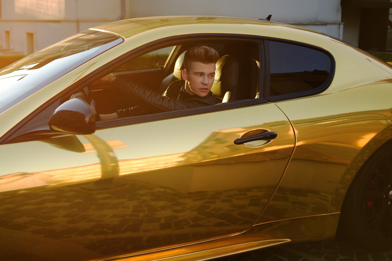 <h3 class="cms-H3-H3"><b>Dorado</b></h3>
<br>
<br>En promedio, un vehículo en 
<b>color dorado</b> y en condiciones nuevas tiene un precio de $39,868, mientras que una unidad con 3 años de uso tiene un precio de $21,693, lo que representa una 
<b>depreciación del 45.6%</b>.
<br>
<br>
<b>Comparado con el promedio general: </b>1.21x