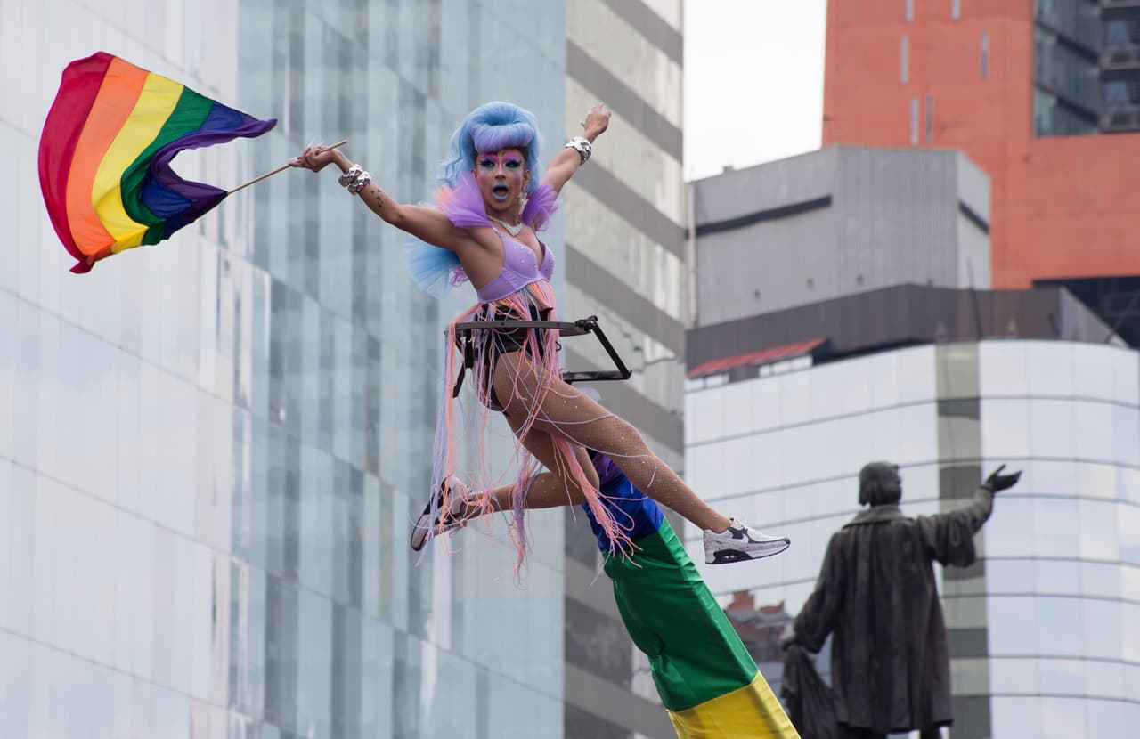 Una persona agita una bandera arcoiris durante el desfile multitudinario del Orgullo Gay en la Ciudad de México, el sábado 29 de junio de 2019.
