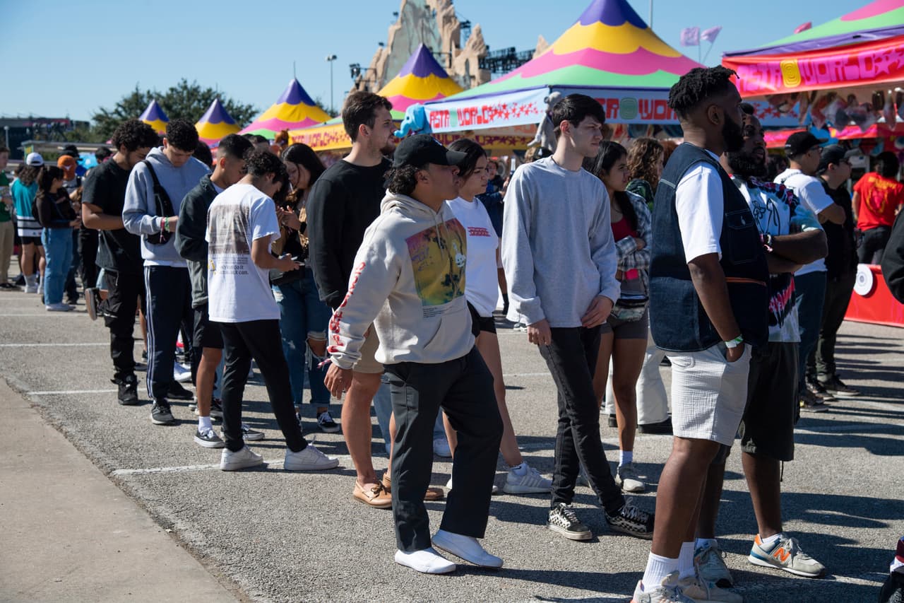 Las autoridades,
<a href="https://www.univision.com/local/houston-kxln/nrg-park-travis-scott-astroworld-houston-muertos?24234" target="_blank">al ver el evento desencadenado</a>,
<b>comenzaron a transportar personas a los hospitales alrededor de las 9:38 p.m</b>.