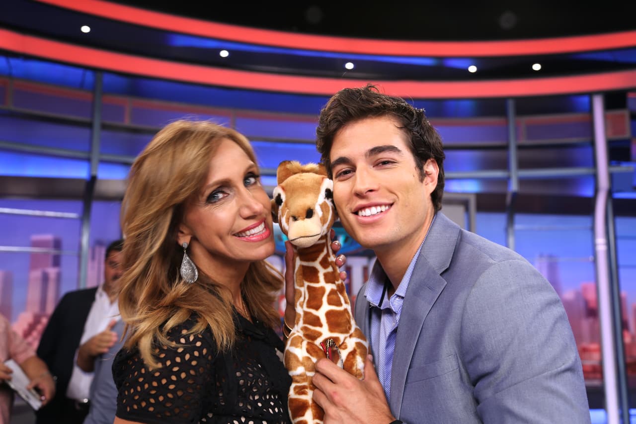 Danilo Carrera fue uno de los conductores de la sección de redes sociales, él estuvo en el show en el período del 2014 al 2015.