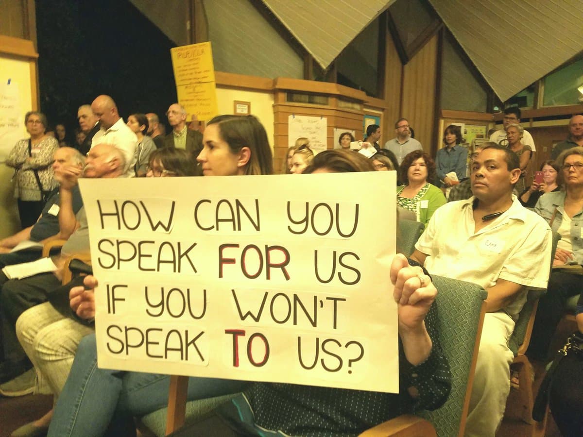 Votantes furiosos dejan una silla vacía para Marco Rubio, que no asistió a una asamblea ciudadana