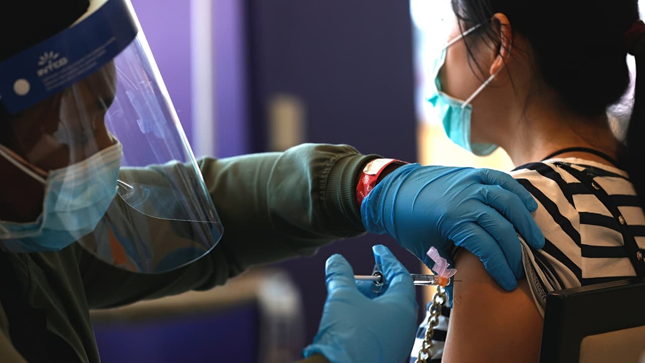 <b>Jueves 15 de julio</b> 
<br>
<br>Supermercado de JD (condado de Travis) 
<br>Hora: 5:30 p.m. hasta las 8:30 p.m. 
<br>Dirección: 8807 Cameron Rd. Austin, TX 78754 
<br>Vacuna: Pfizer (a partir de 12 años), Johnson y Johnson (solo para mayores de 18 años) 
<br>
<br>Supermercado de JD (condado de Travis) 
<br>Hora: 5:30 p.m. hasta las 8:30 p.m. 
<br>Dirección: 6506 Decker Ln. Austin, TX 78724 
<br>Vacuna: Pfizer (a partir de 12 años), Johnson y Johnson (solo para mayores de 18 años) 
<br>
<br>Supermercado de JD (condado de Travis) 
<br>Hora: 5:30 p.m. hasta las 8:30 p.m. 
<br>Dirección: 9111 FM 812 Austin, TX 78719 
<br>Vacuna: Pfizer (a partir de 12 años), Johnson y Johnson (solo para mayores de 18 años) 
<br>
<br>Supermercado de JD (condado de Travis) 
<br>Hora: 5:30 p.m. hasta las 8:30 p.m. 
<br>Dirección: 6759 FM 535 Cedar Creek, TX 78612 
<br>Vacuna: Pfizer (a partir de 12 años), Johnson y Johnson (solo para mayores de 18 años) 
<br>
<br>Centro recreativo de Virginia Brown (APH) 
<br>Hora: 6 p.m. a las 8 p.m. 
<br>Dirección: 7500 Blessing Ave, Austin, TX 78752 
<br>Vacuna: Pfizer (12 años en adelante) 
<br>
<br>Centro recreativo Turner Roberts (APH) 
<br>Hora: 6 p.m. a las 8 p.m. 
<br>Dirección: 7201 Colony Loop, Austin, TX 78724 
<br>Vacuna: Pfizer (12 años en adelante)