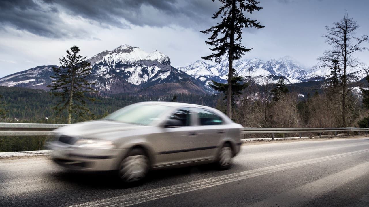 <h3 class="cms-h3-H3"><b>Neumáticos de invierno para alta velocidad</b></h3>
<br>Estos neumáticos fueron diseñados originalmente para conducir durante el invierno en las autopistas de Europa, las cuales generalmente cuentan con límites de velocidad que superan ampliamente los impuestos en Estados Unidos. Estos neumáticos 
<b>sacrifican tracción en nieve y hielo en favor de una mayor capacidad de manejo en autopista</b>.