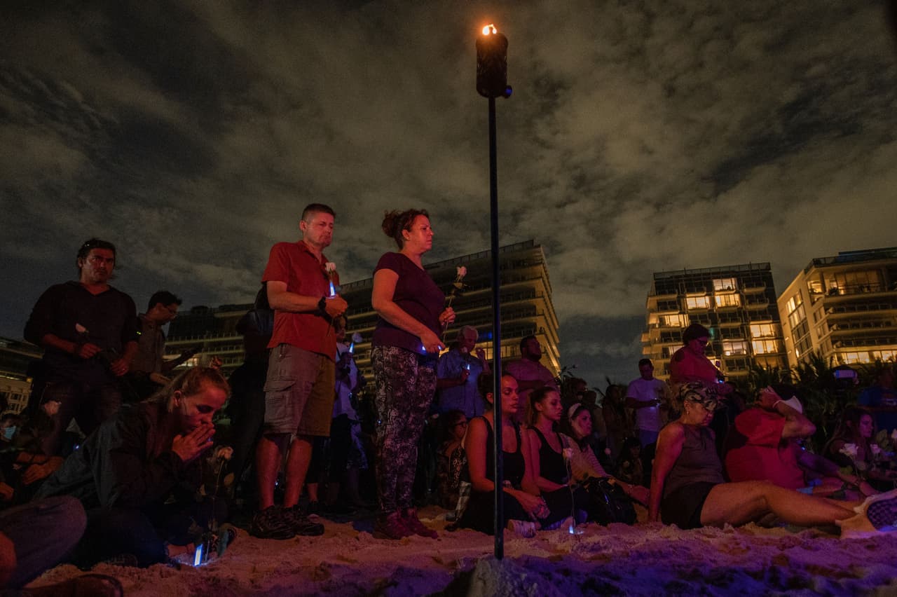 La mayoría de las 
<a href="https://www.univision.com/noticias/estados-unidos/lista-muertos-derrumbe-edificio-miami">víctimas mortales identificadas</a> hasta ahora son de origen hispano. Este lunes llegaron al lugar rescatistas de México e Israel para ayudar con las labores de búsqueda.