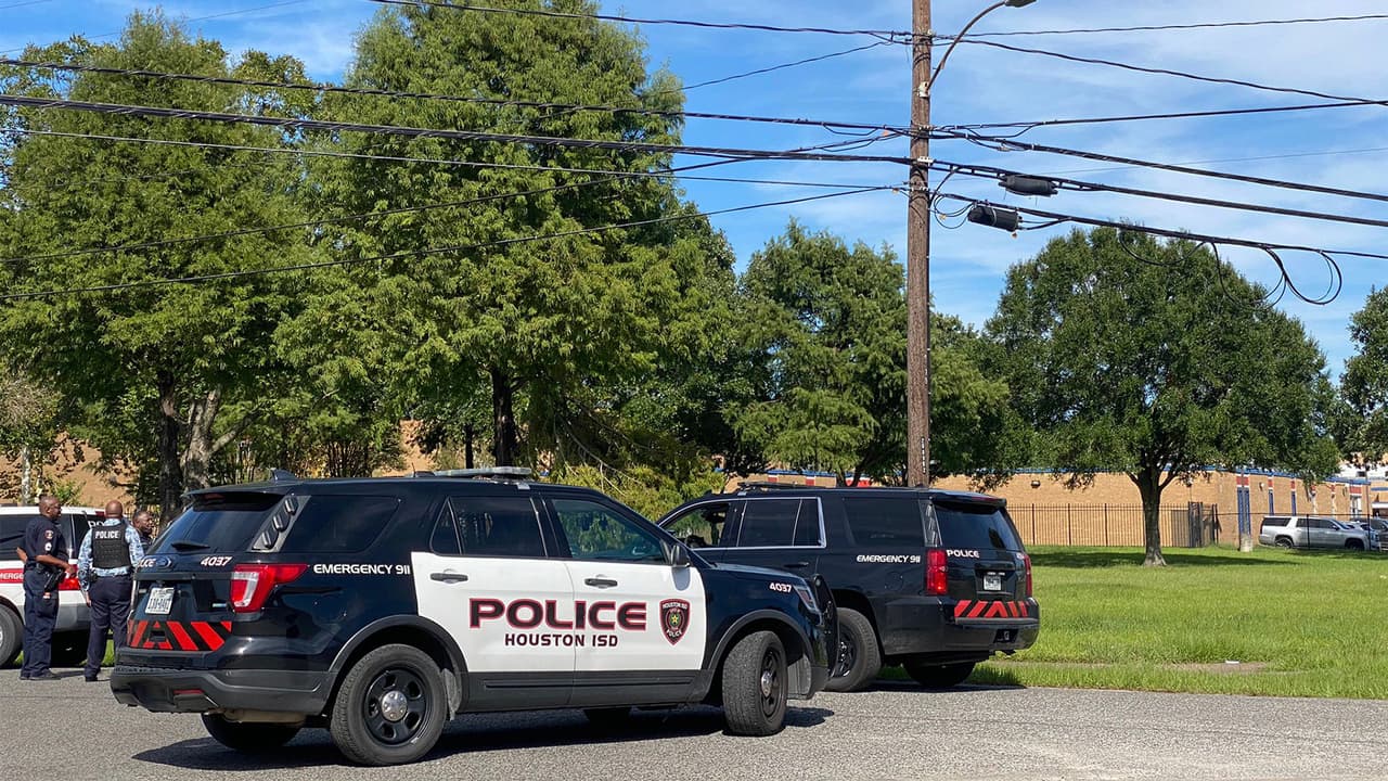 Joven resulta herido tras ser baleado por estudiante cerca de una preparatoria, según HPD