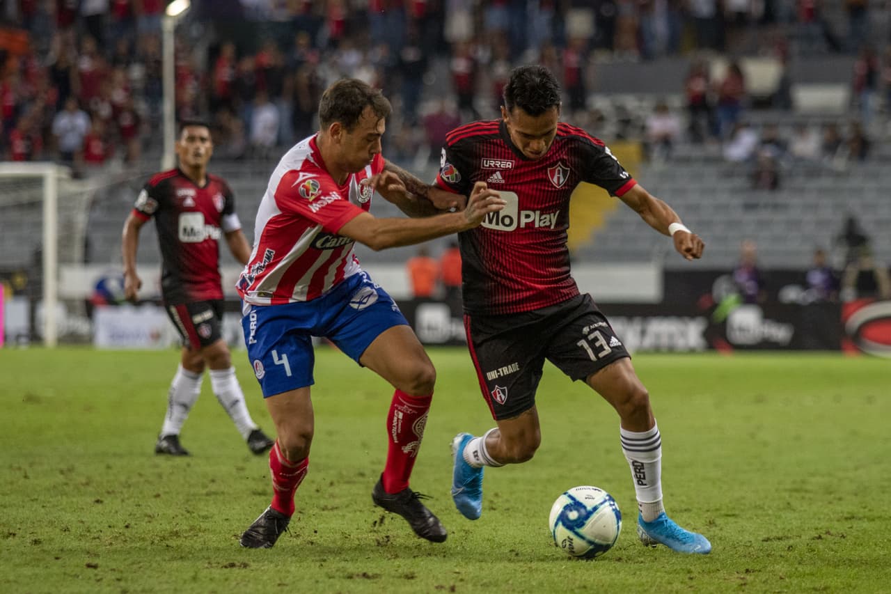 Con goles de Juan Castro al minuto 61 y Nicolas Ibañes al 90+3, el Atlético san Luis gana y pone en problemas al Atlas.
