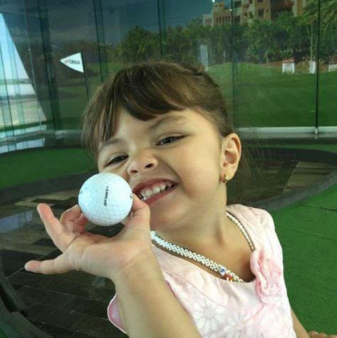 Aunque los deportes también son lo suyo, basta ver esta imagen en donde no dudó en practicar golf, ¿podría ser una deportista y olvidarse de los reflectores?