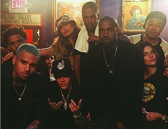 Kylie está aprendiendo de lo mejor de la industria y no dudamos que su lanzamiento sea espectacular con ese nivel de amigos que se carga.