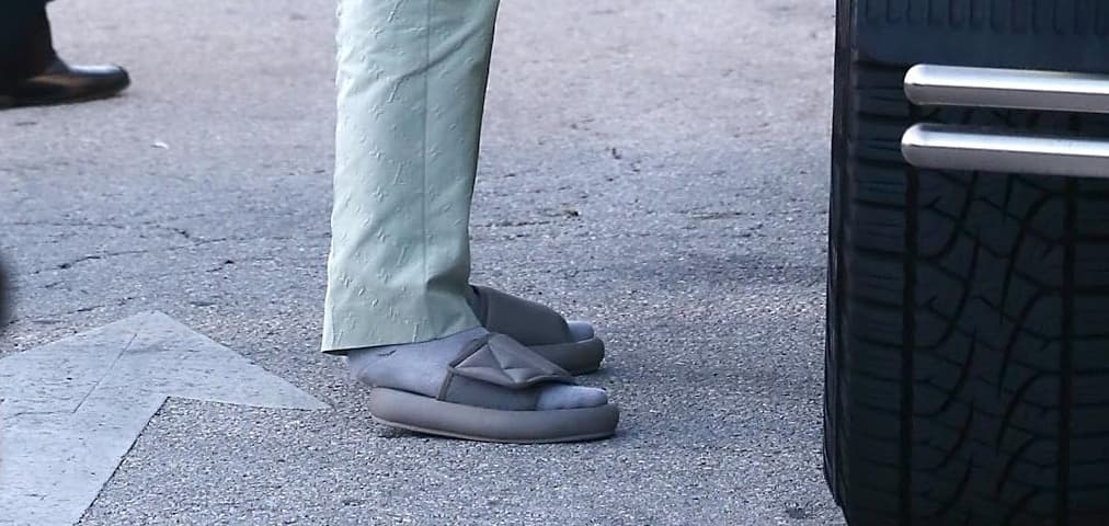 Sobre todo porque era evidente que el calzado le quedaba pequeño.