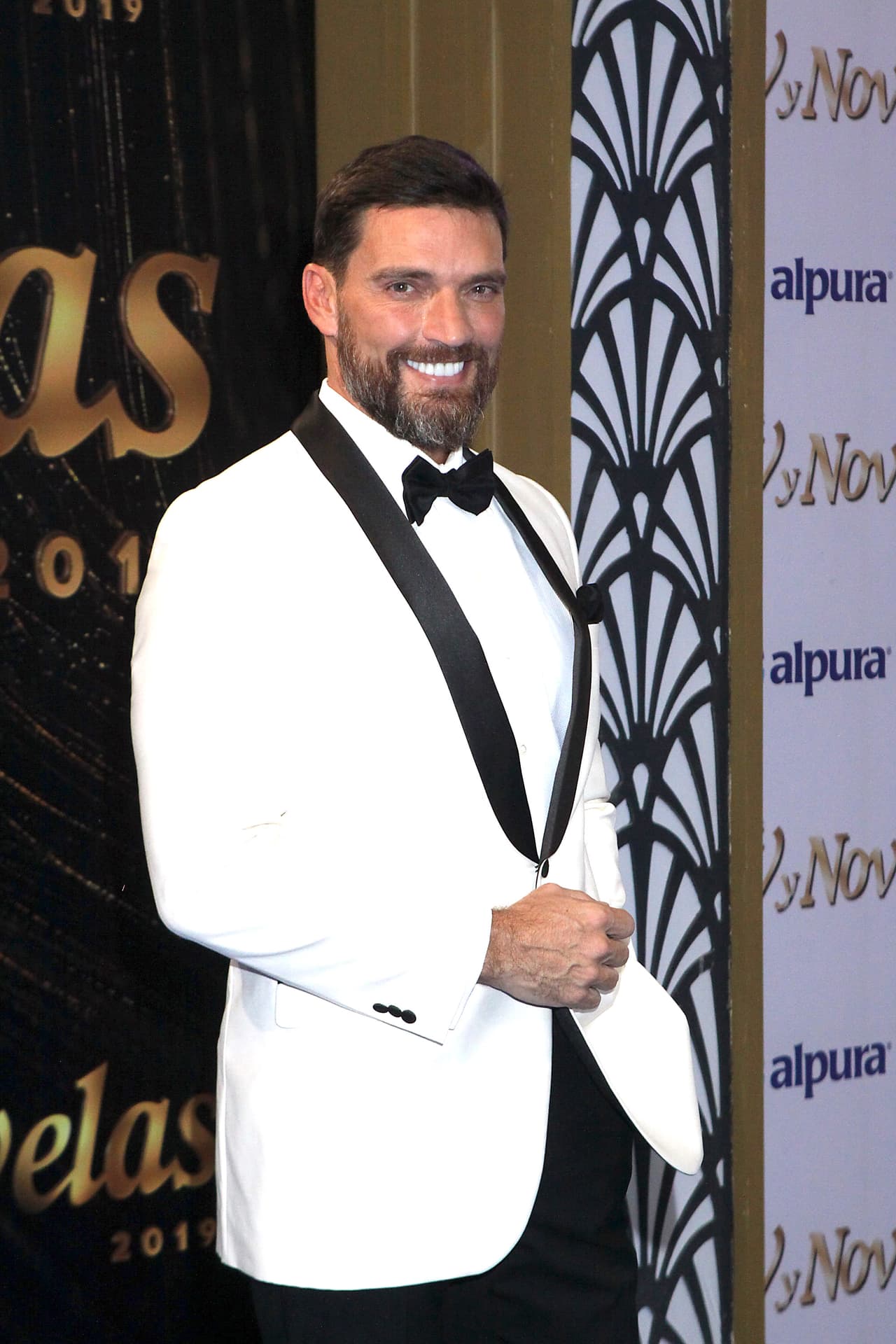 Su vestimenta es de A-Z Formalwear.
<br>