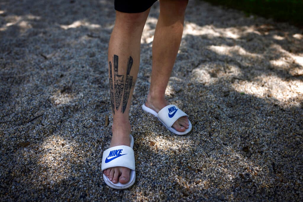 Timofey muestra un tatuaje de tres dagas, que simbolizan protección, valentía o poder. Timofey fue repentinamente el 'padre' de todos sus hermanos cuando fueron separados de sus padres durante la guerra. En marzo, la defensora rusa de los derechos de los niños, Maria Lvova-Belova, dijo que más de 1,000 niños ucranianos estaban en Rusia. Durante el verano, dijo que 120 familias rusas habían solicitado la tutela, y que 
<b>más de 130 niños ucranianos habían recibido la ciudadanía rusa</b>. Desde entonces han llegado muchos más, incluido un lote de 234 a principios de octubre.
<br>