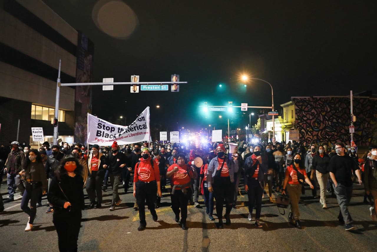 La gente sostiene pancartas y carteles durante una manifestación en Filadelfia el 27 de octubre de 2020, por el tiroteo policial de 
<a href="https://www.univision.com/local/philadelphia-wuvp/policia-dispara-mortalmente-contra-un-hombre-que-portaba-un-cuchillo-en-el-oeste-de-filadelfia">Walter Wallace Jr</a>. Cientos de personas se manifestaron en Filadelfia a última hora, los saqueos y la violencia estallaron en una segunda noche de disturbios después del último 
<a href="https://www.univision.com/local/philadelphia-wuvp/caos-en-filadelfia-luego-del-asesinato-de-walter-wallace-video">tiroteo policial </a>contra un hombre afroestadounidense.