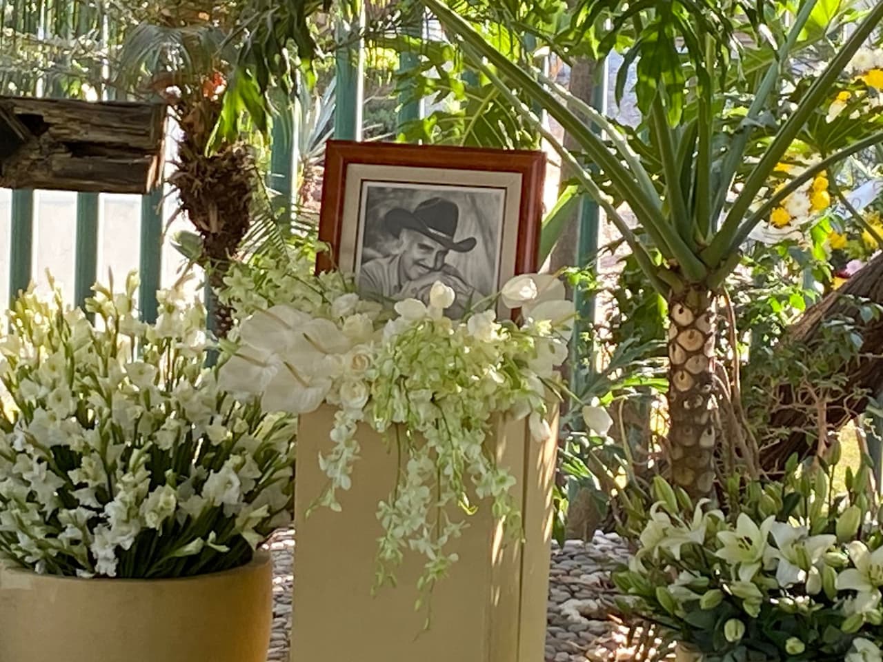 En el lugar también fue puesta una imagen de Fernández con su sombrero.