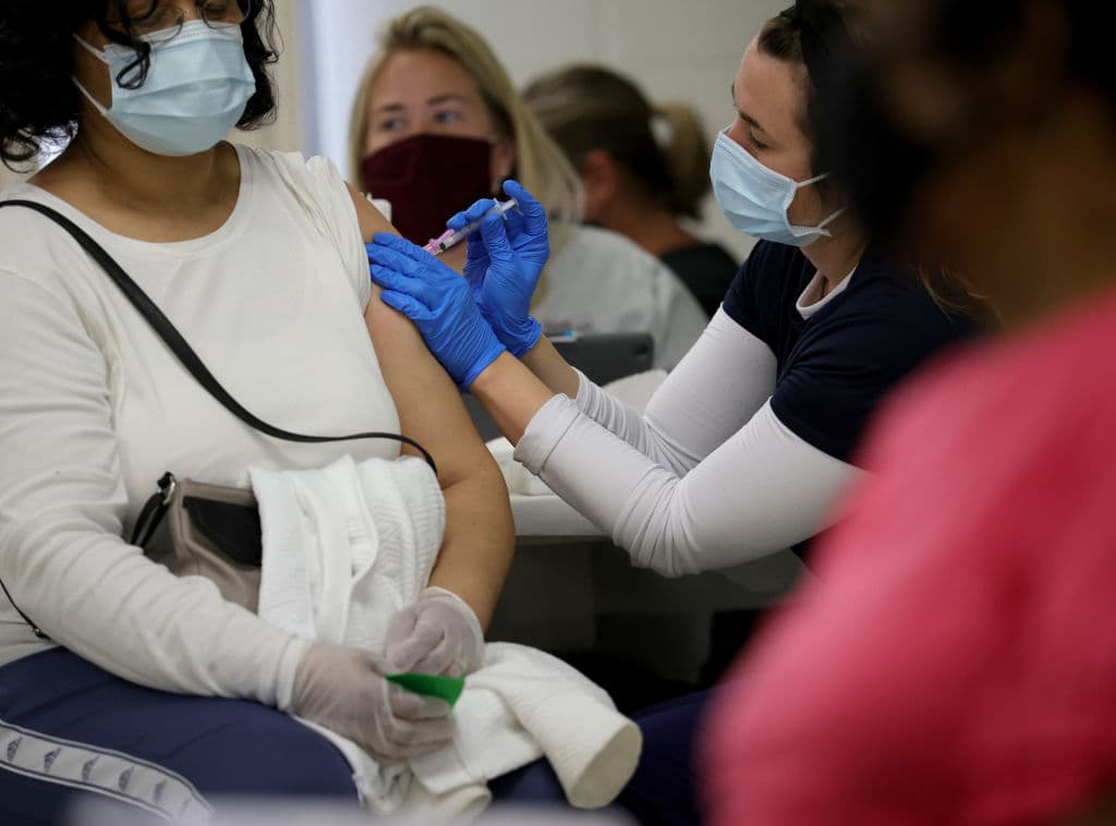 Informe de la OMS ve poco probable que el coronavirus escapara de un laboratorio, pero es inconcluso