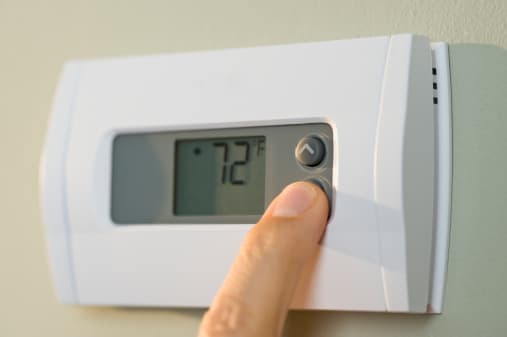 Ajuste su termostato a 78 grados o más cuando sea posible. Suba el termostato a 85 cuando salga de casa. Cada grado más alto puede disminuir su factura en un 3%.