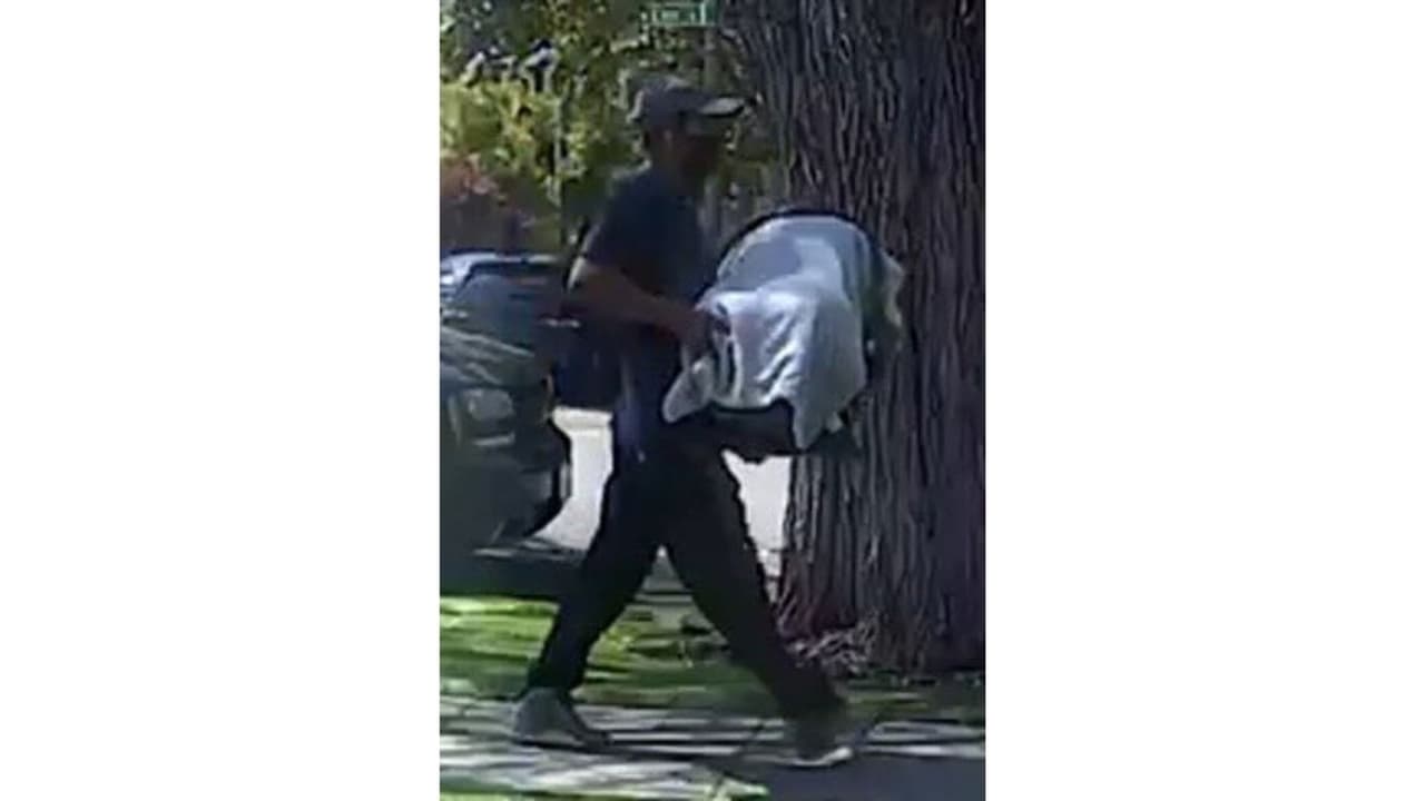 Las autoridades dijeron que José Román Portillo, quien es residente de San José, es el hombre que fue captado en video cargando un asiento para bebé cubierto con una manta blanca.