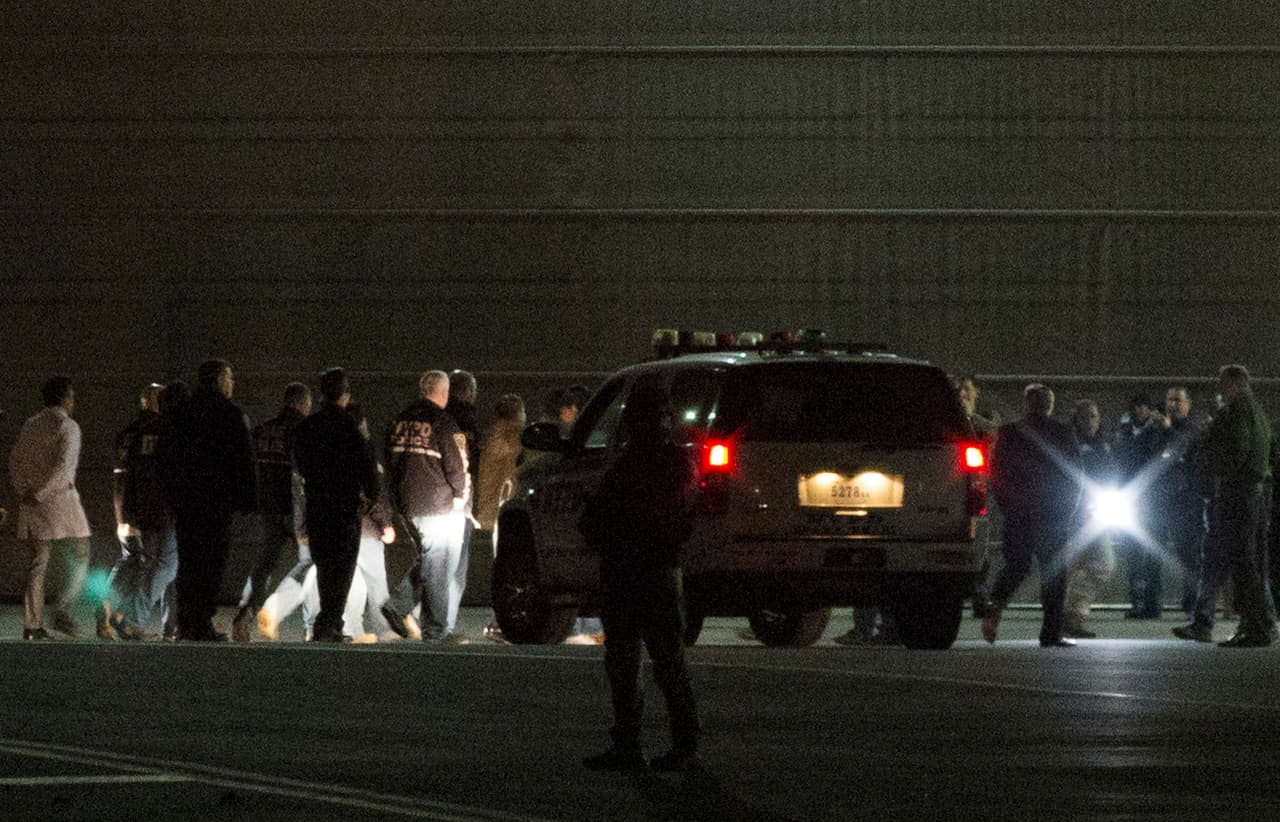 A su llegada el estado de Nueva York, una caravana de unos 14 vehículos le esperaban frente al hangar.