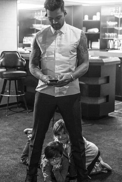 Valentino y Matteo lo han acompañado. "Where are you guys? #OneWorldTour #backstage", posteó en su cuenta.