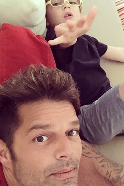 "School break! Bonding time", el cantante también se relaja al lado de sus hijos.