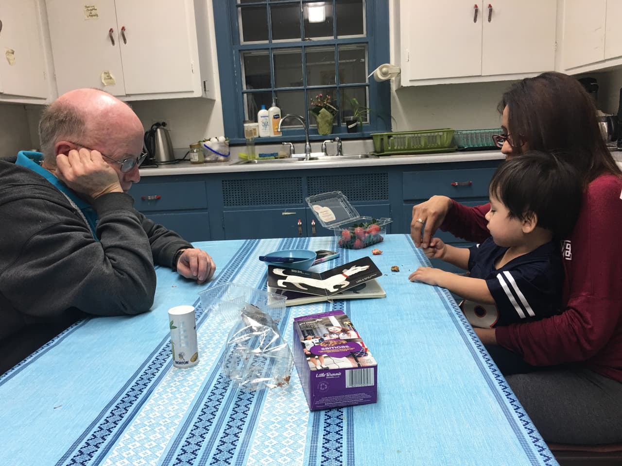 Encalada junto a su hijo y David Poundstone, uno de los miembros de la congregación, planifican en una conferencia telefónica una manifestación proinmigrantes. (Patricia Vélez/Univision Noticias)