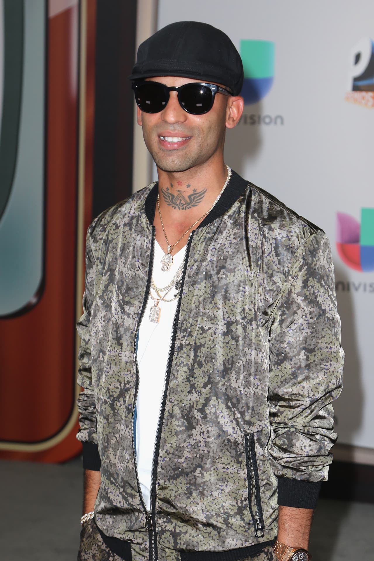 El cantante Arcángel hizo que el estampado camuflado se apoderara de su chaqueta bomber brillantes, definitivamente una de las protagonistas de la noche.