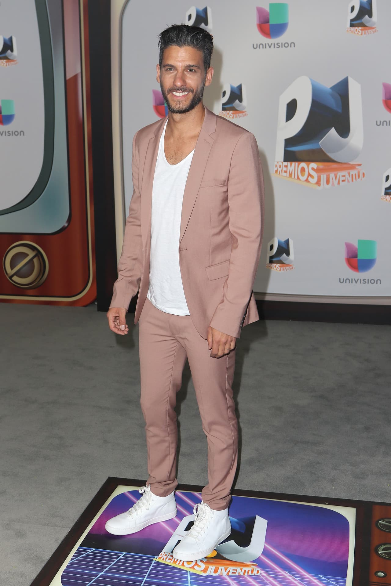 El rosa no fue exclusivo de Maluma, otros invitados a la gala como Erick Elias supieron hacer de este color pastel de temporada una verdadera declaración de elegancia masculina. Un traje ideal para llevar con zapatillas blancas y camiseta en cuello en v.