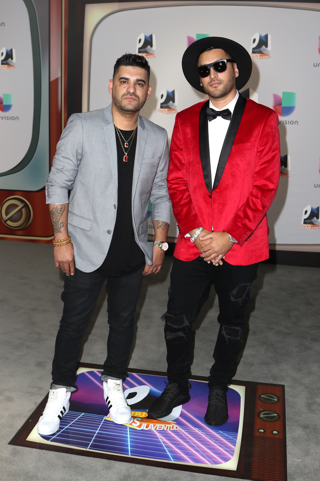 Play-N-Skillz resumen en sus dos estilos las constantes de la noche en materia de moda masculina. Sacos formales con zapatillas deportivas y t-shirts y trajes elegantes con toques diferenciadores como el color rojo y el sombrero.