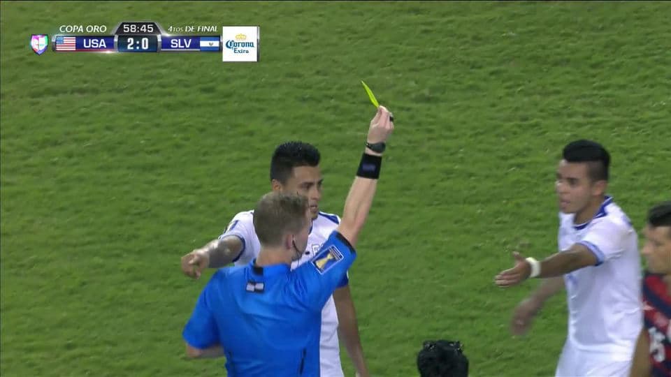 Tarjeta amarilla. El árbitro amonesta a Alexander Larín de El Salvador