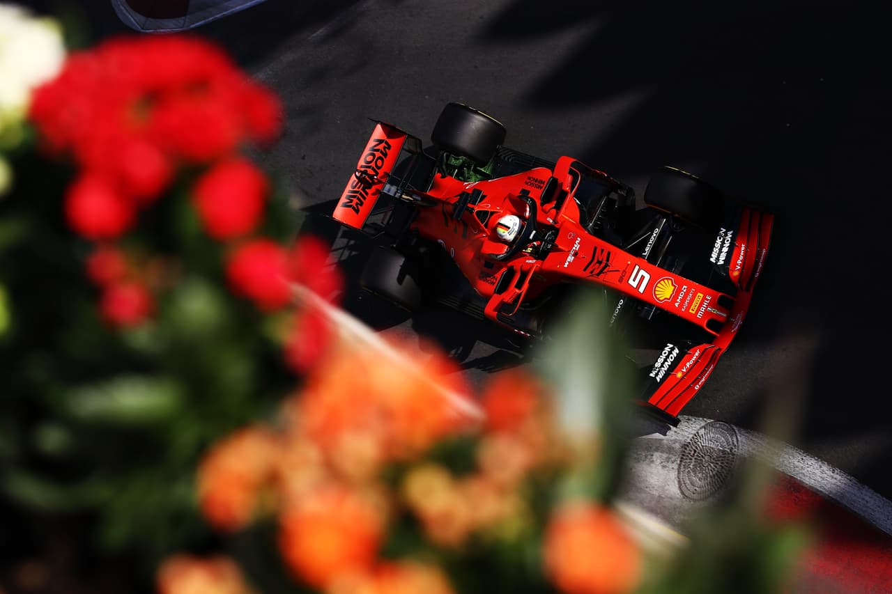 Charles Leclerc logró los mejores tiempos en las dos primeras sesiones libres en Azerbaiyán y en amboas estuvo seguido por su compañero de Ferrari Sebastian Vettel. Sergio 'Checo' Pérez no pasó del puesto 13 y la jornada contó con un incidente a 12 minutos de haber comenzado por una alcantarilla floja.