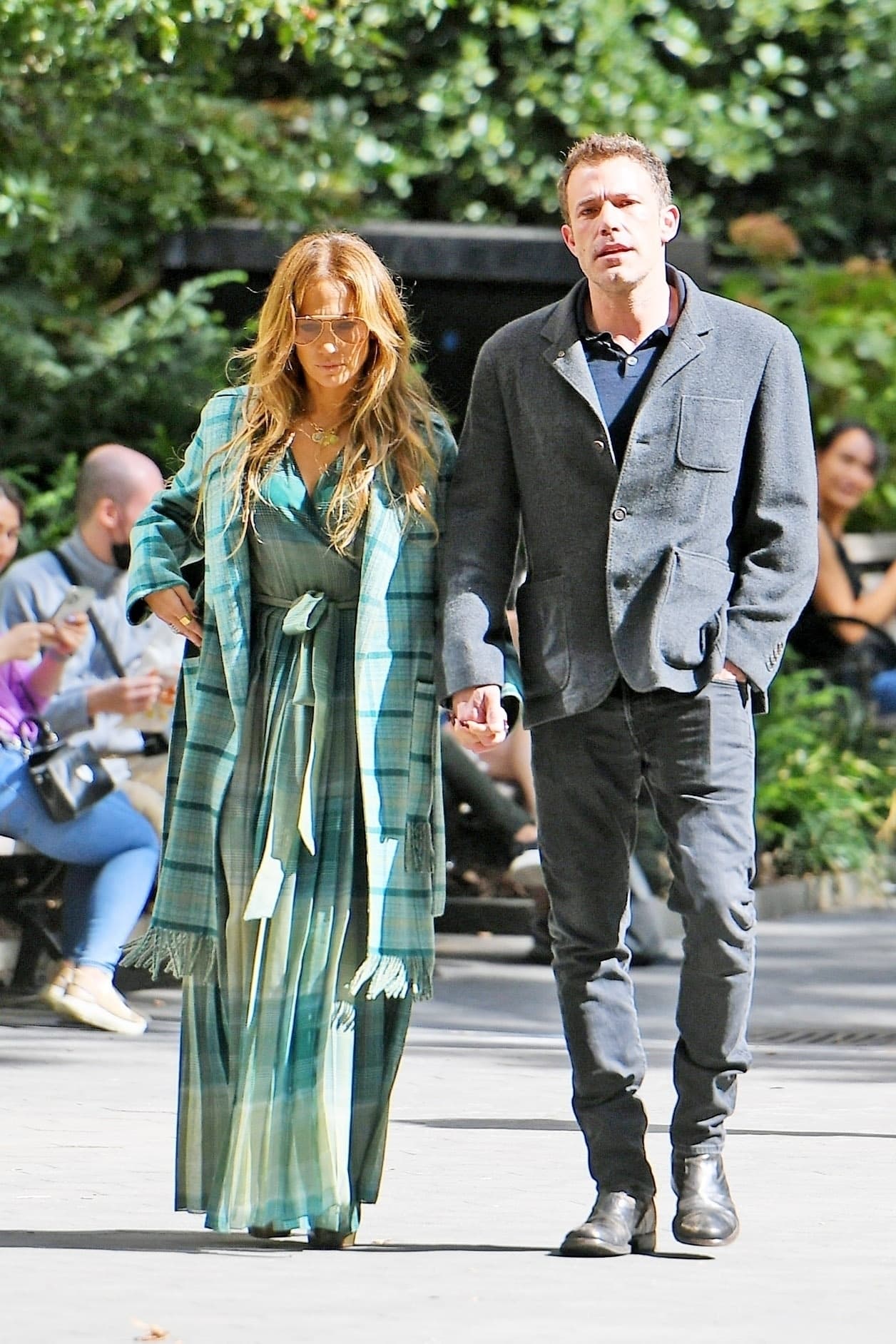 Las imágenes fueron captadas por los paparazzi el pasado domingo 26 de septiembre en el Madison Square Park, un día después de que la cantante fue parte del elenco del festival Global Citizen 2021 en Central Park. 
<br>