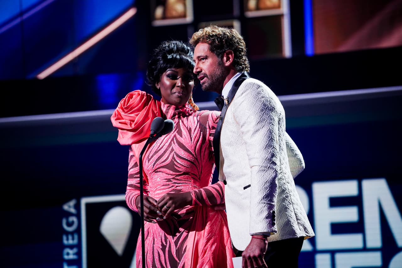 Dura la premiación, Gabriel Soto y Amara La Negra, participante de Mira Quien Baila All Stars, fueron los encargados de presentar a los nominados a la Canción del Año, Tropical.